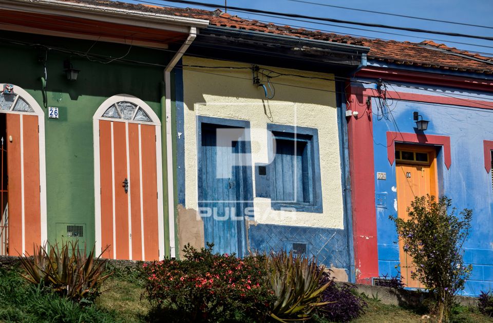 Moradias antigas geminadas e coloridas no centro histórico