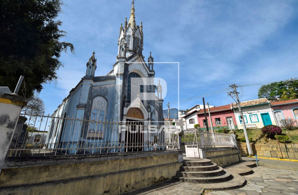 Igreja do Rosário construída em taipa de pilão - estilo eclético predominando gótico - restaurada em 2013