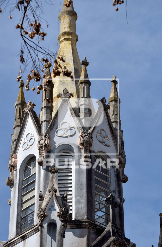 Torre da Igreja do Rosário construída em taipa de pilão - estilo eclético predominando gótico - restaurad
