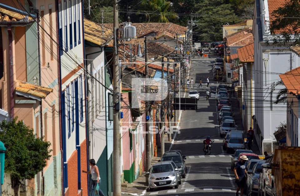 Moradias em rua íngreme no centro histórico