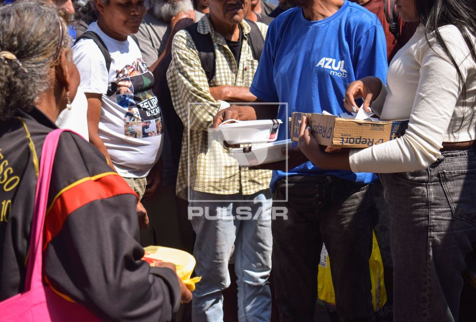 Distribuição de comida para moradores de rua no Largo da Batata