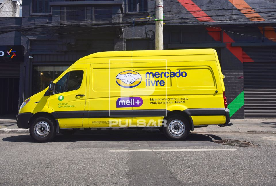 Van elétrica utilizada por empresa de entrega de encomendas - bairro de Pinheiros