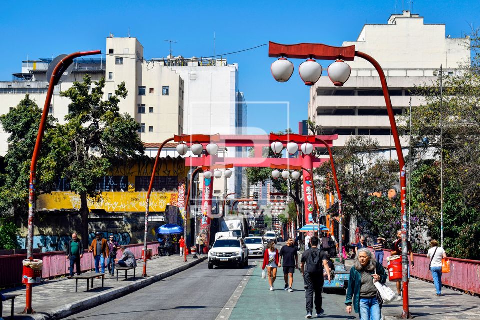 Luminárias em estilo oriental e movimentação de pessoas no bairro Liberdade