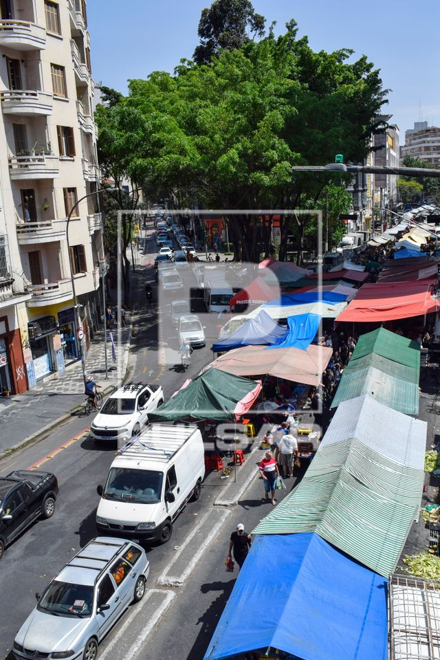 Vista de cima de barracas coloridas de feira-livre no centro da cidade