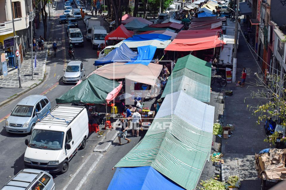 Vista de cima de barracas coloridas de feira-livre no centro da cidade
