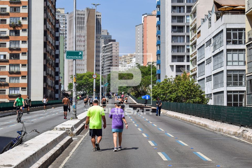 Pessoas caminhando no Elevado Presidente João Goulart - Parque Municipal do Minhocão - fechado para lazer ao