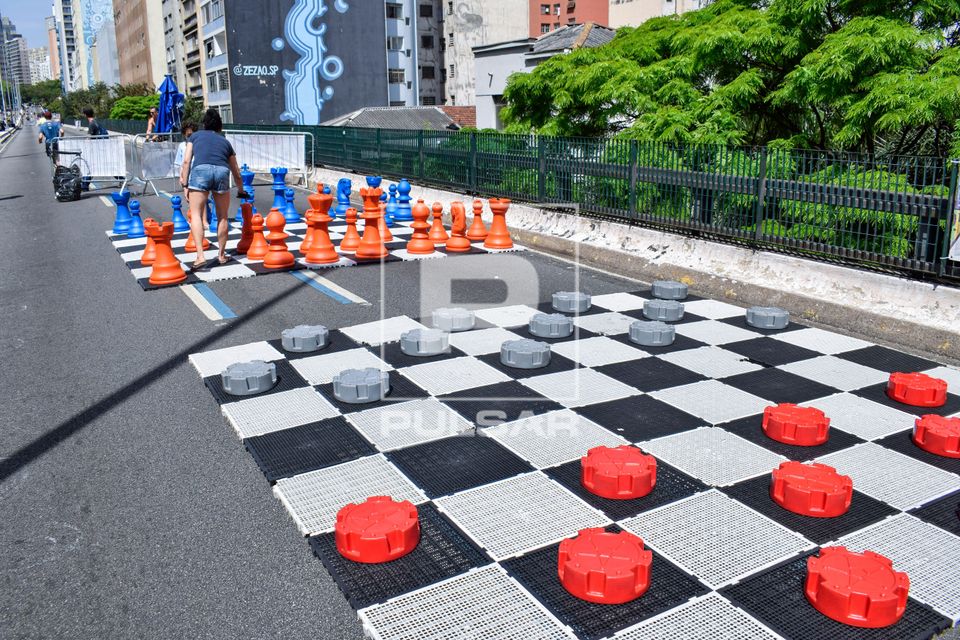 Jogos de tabuleiros gigantes no Elevado Presidente João Goulart - Parque Municipal do Minhocão - fechado par