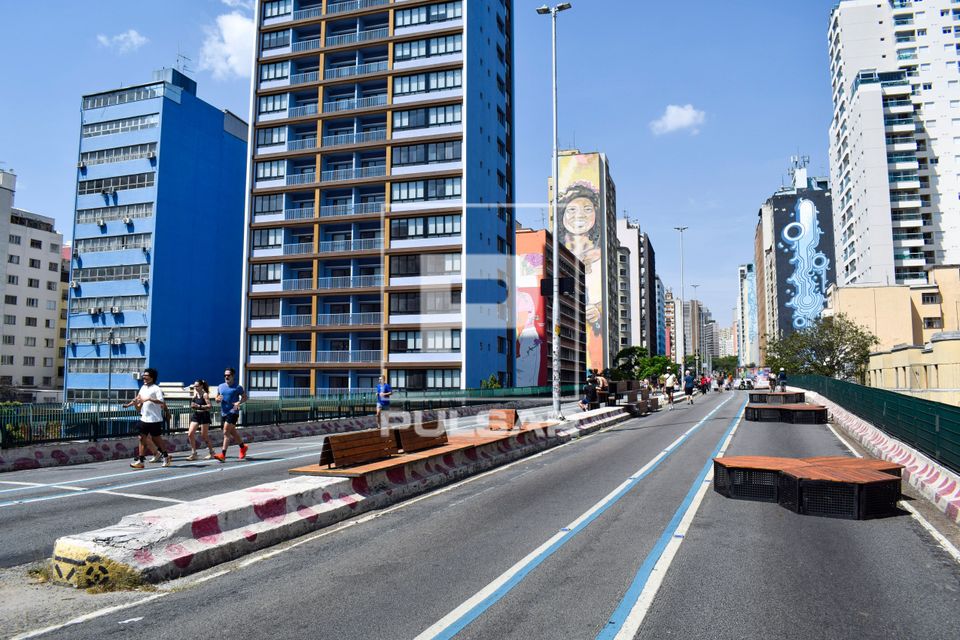 Pessoas fazendo atividade física no Elevado Presidente João Goulart - Parque Municipal do Minhocão - fechad