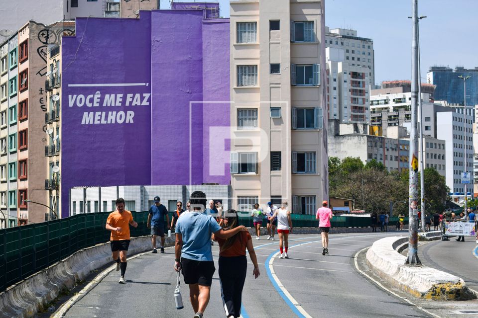 Pessoas caminhando no Elevado Presidente João Goulart - Parque Municipal do Minhocão - fechado para lazer ao