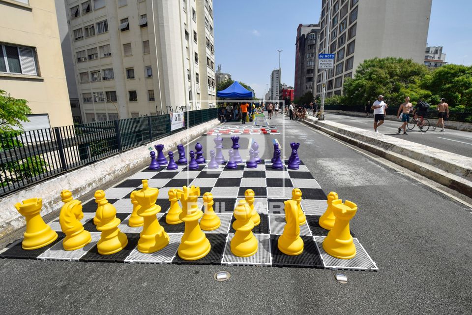 Jogos de tabuleiro gigante no Elevado Presidente João Goulart - Parque Municipal do Minhocão - fechado para 
