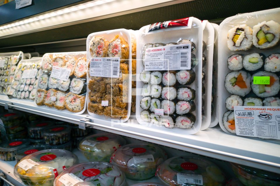 Shushi e hossomaki à venda em comércio de produtos orientais no bairro Liberdade - centro da cidade