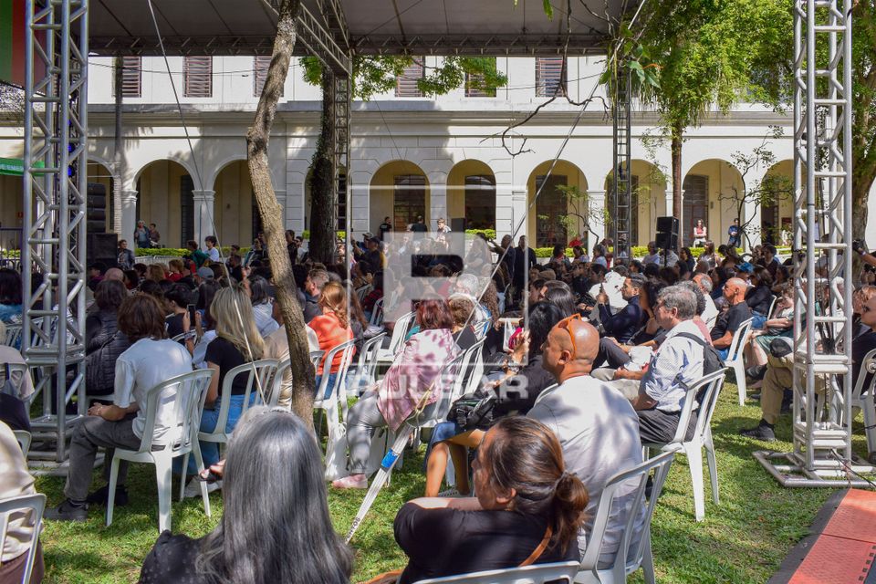Público assistindo apresentação de dança e música de grupos folclóricos durante a 29ª Festa do Imigrant