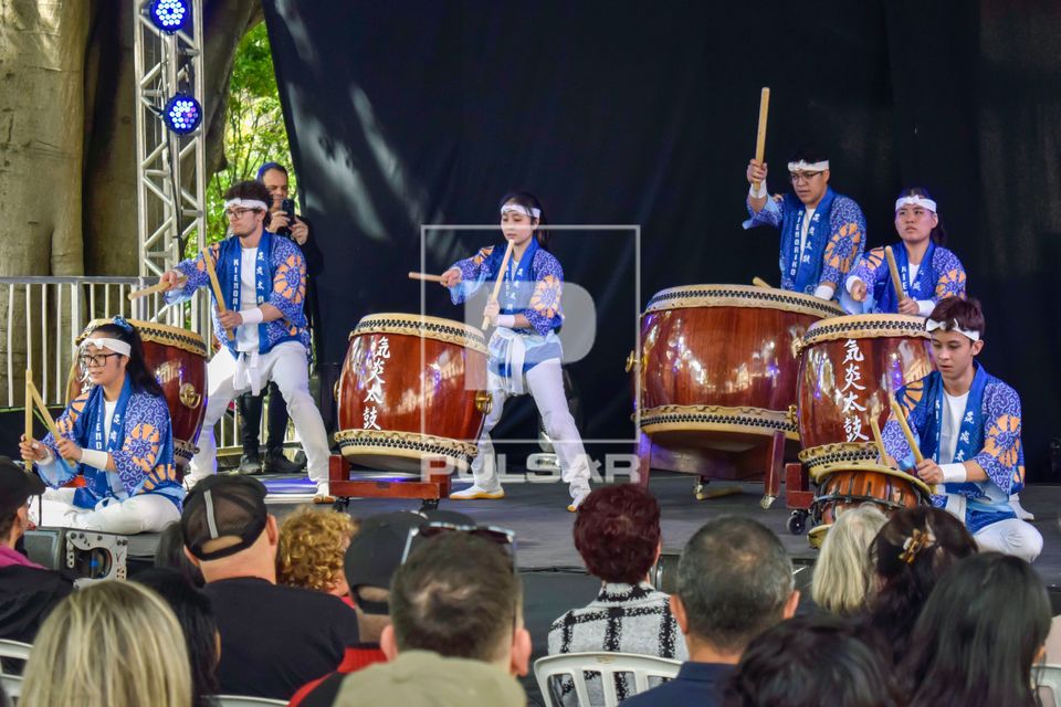 Apresentação de música de grupo folclórico japonês Kiendaiko durante a 29ª Festa do Imigrante no Museu-M