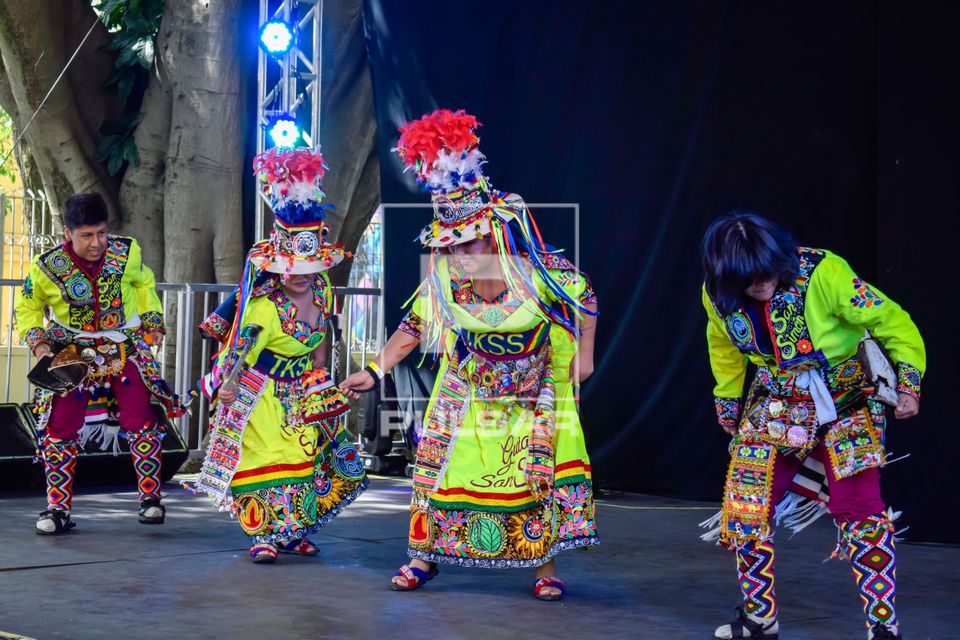 Apresentação de música de grupo folclórico boliviano Atividade Fraternidad Folklórica y Cultural Tinkus S