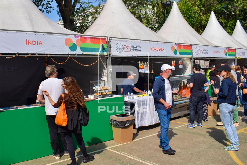 Barracas com comidas típicas dos países Índia e Noruega durante a 29ª Festa do Imigrante no Museu- Memoria