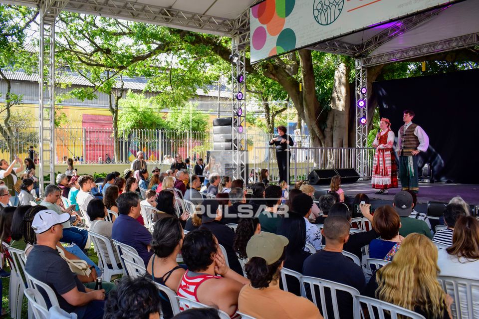 Público assistindo apresentação de dança e música do grupo lituano Rambyna durante a 29ª Festa do Imigra