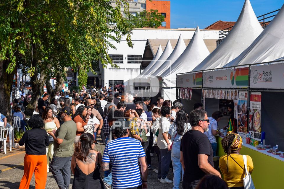 Barracas com comidas típicas de países durante a 29ª Festa do Imigrante no Museu-Memorial da Imigração