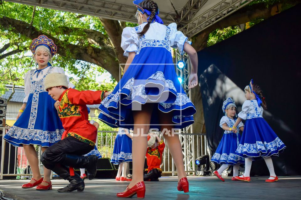 Apresentação de dança do grupo folclórico russo Volga durante a 29ª Festa do Imigrante no Museu-Memorial 