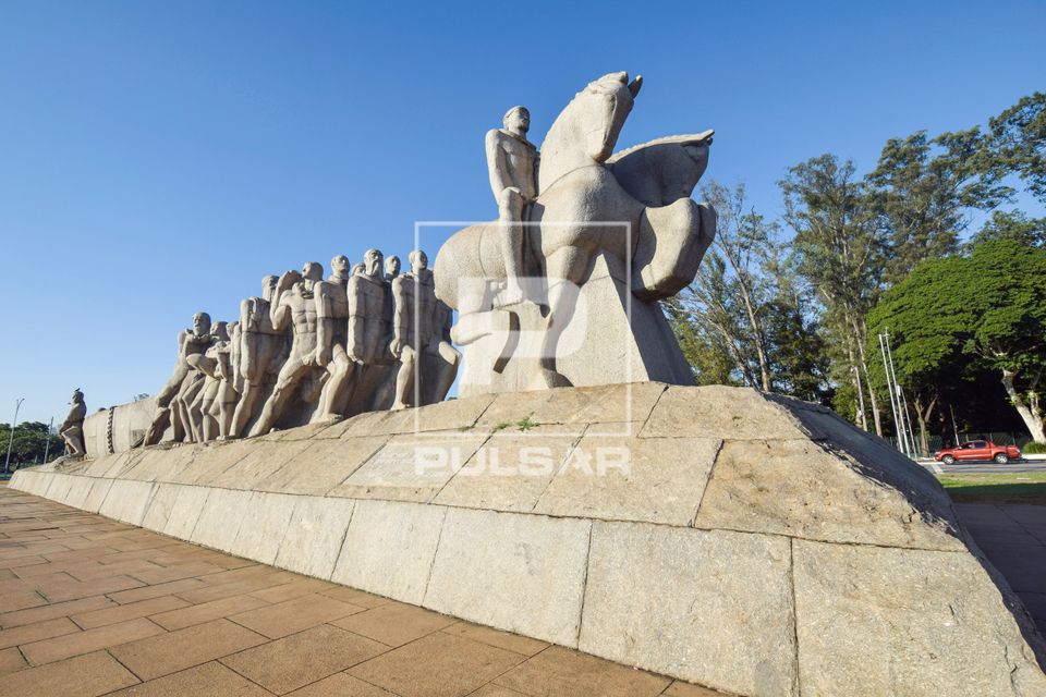 Monumento às Bandeiras obra de Victor Brecheret na praça Armando de Sales Oliveira - bairro Vila Mariana