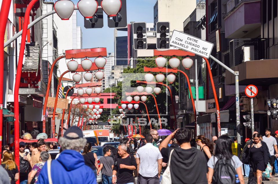 Luminárias em estilo oriental e movimentação de pessoas no bairro Liberdade