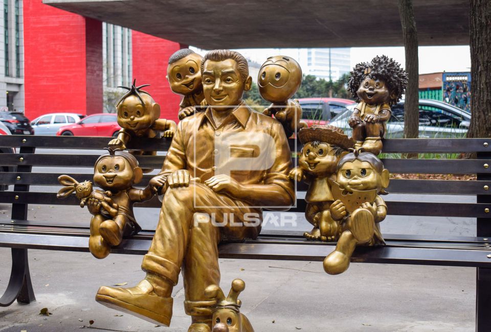 Banco em bronze com cartunista Mauricio de Sousa e 13 de seus personagens em homenagem aos seus 90 anos - obra