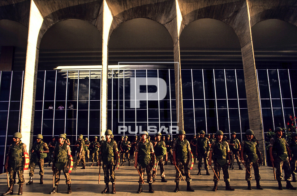 Tropa de choque em frente ao Palácio do Itamaraty durante Comício Pró-Diretas - Campanha Diretas Já