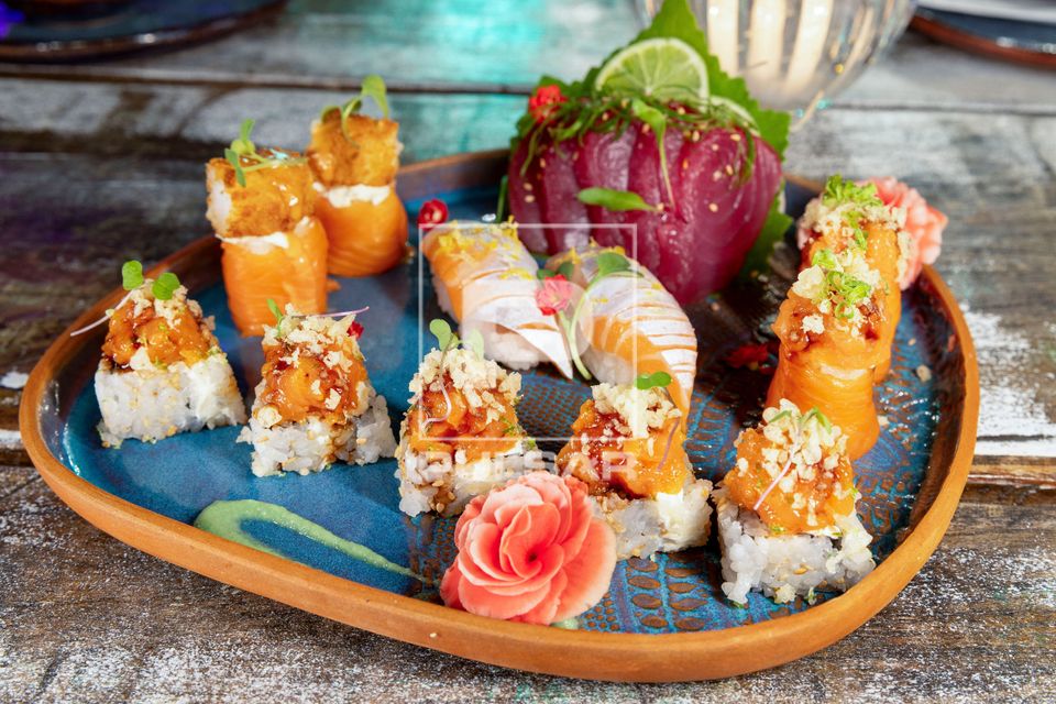 Comida japonesa - prato com variedade de sushi - sashimi e niguiri
