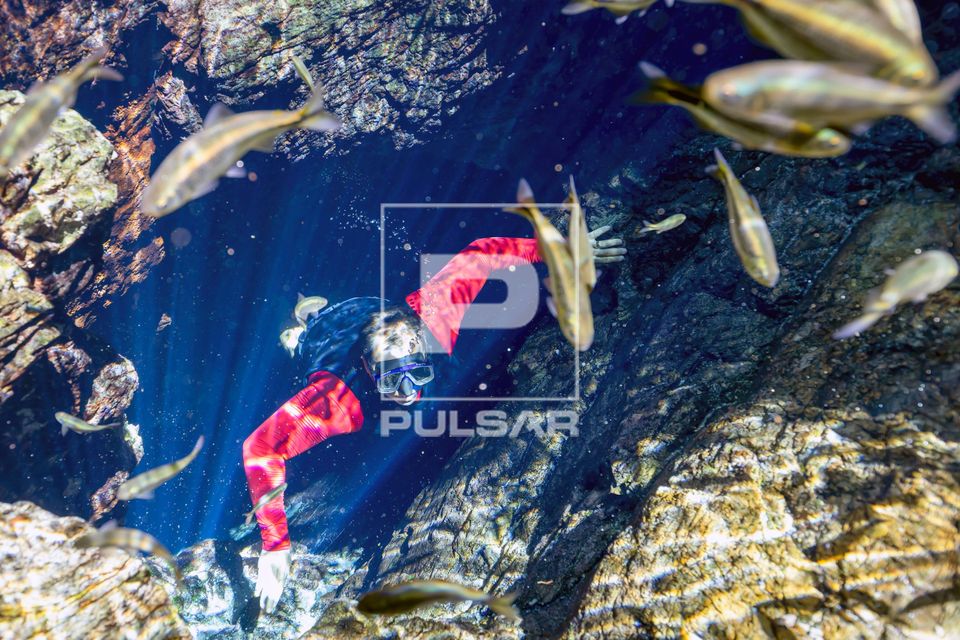 Ecoturista entrando em caverna submersa na nascente do Rio Chapeninha