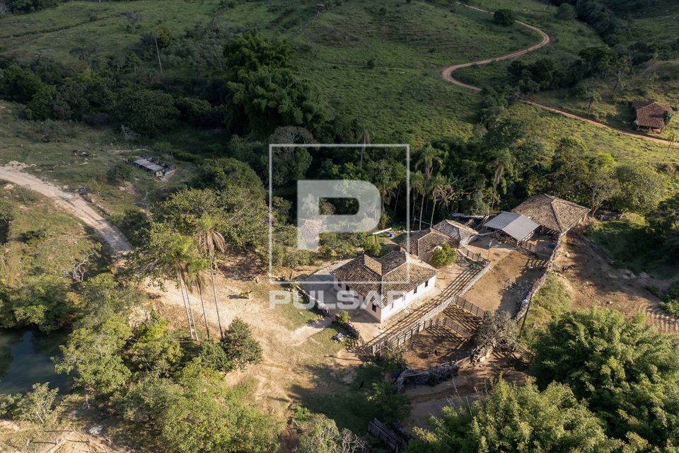 Vista de drone de sede de fazenda produtora de leite e queijo canastra