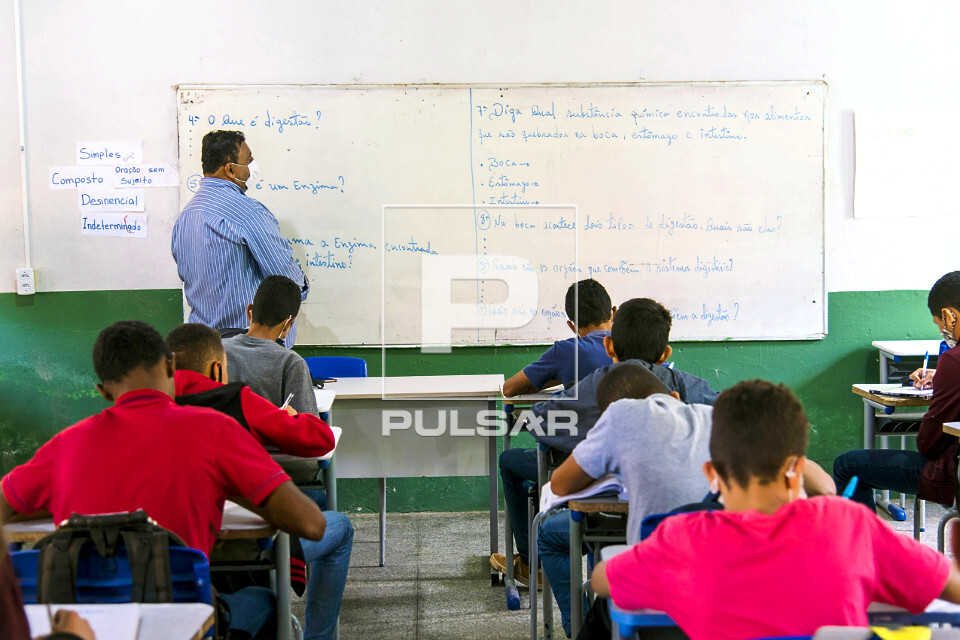 Alunos do oitavo ano em sala durante aula de biologia na Escola Municipal Unidade Escolar Padre Elizeu Cavalca