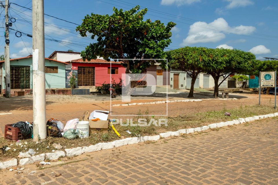 Lixo descartado na margem da avenida dos Arrecifes no centro da cidade