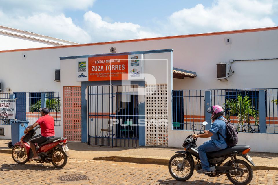 Fachada da Escola Municipal Coronel Zuza Torres - centro da cidade