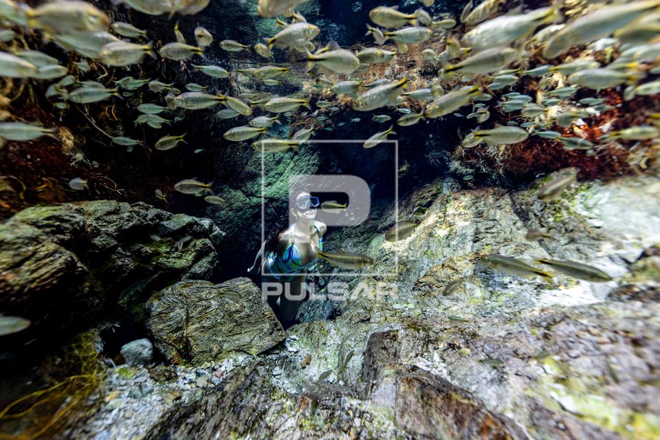 Ecoturista saindo da caverna submersa na nascente do Rio Chapeninha