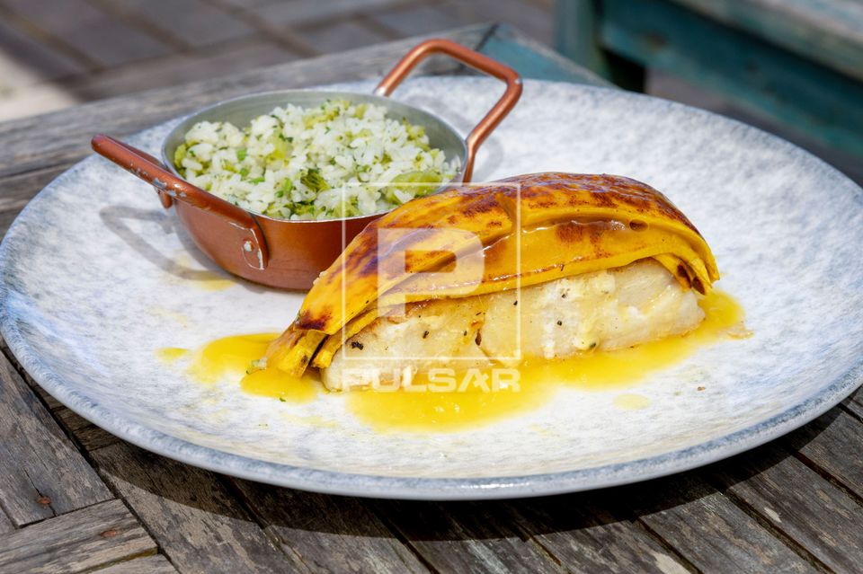 Posta de peixe com banana-da-terra grelhada e arroz 