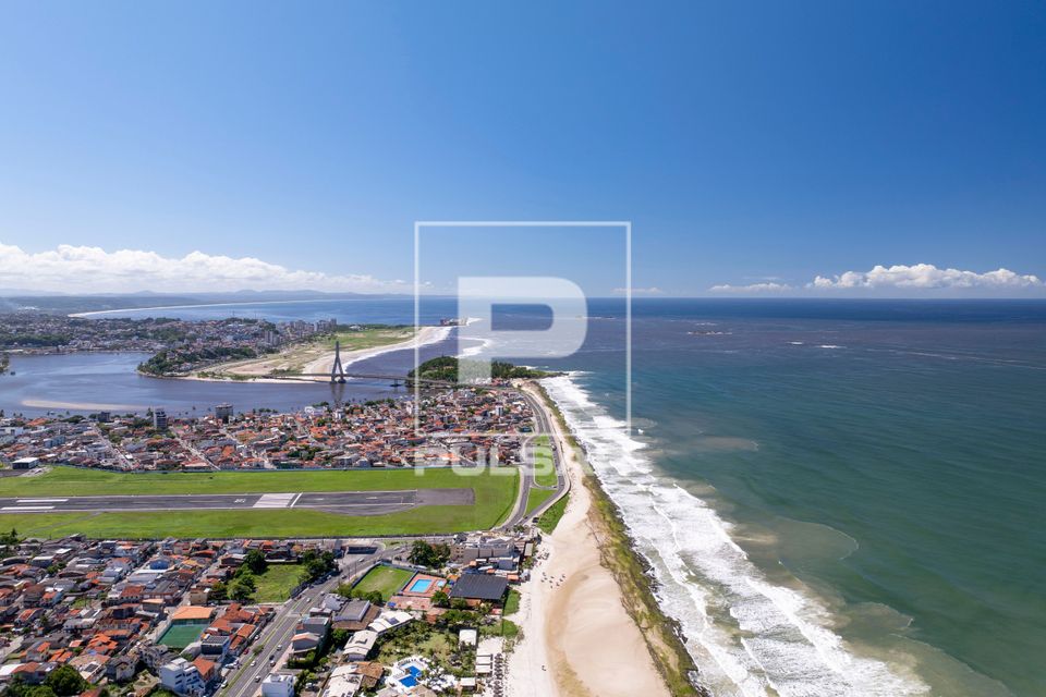 Vista de drone de moradias , pista do Aeroporto Jorge Amado , Praia da Avenida e foz do Rio Cachoeira - centro