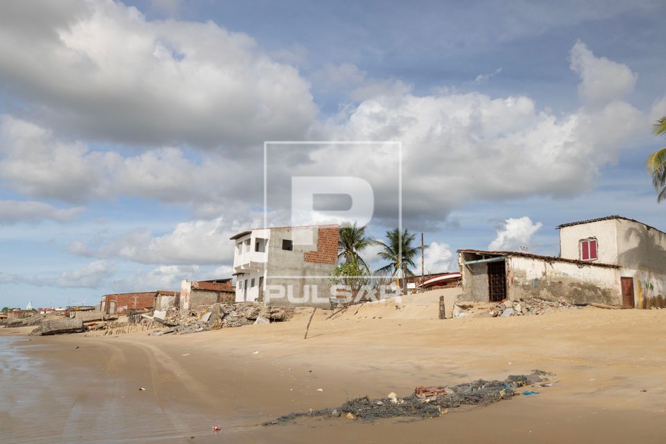 Moradias na orla destruídas pela avanço do mar 