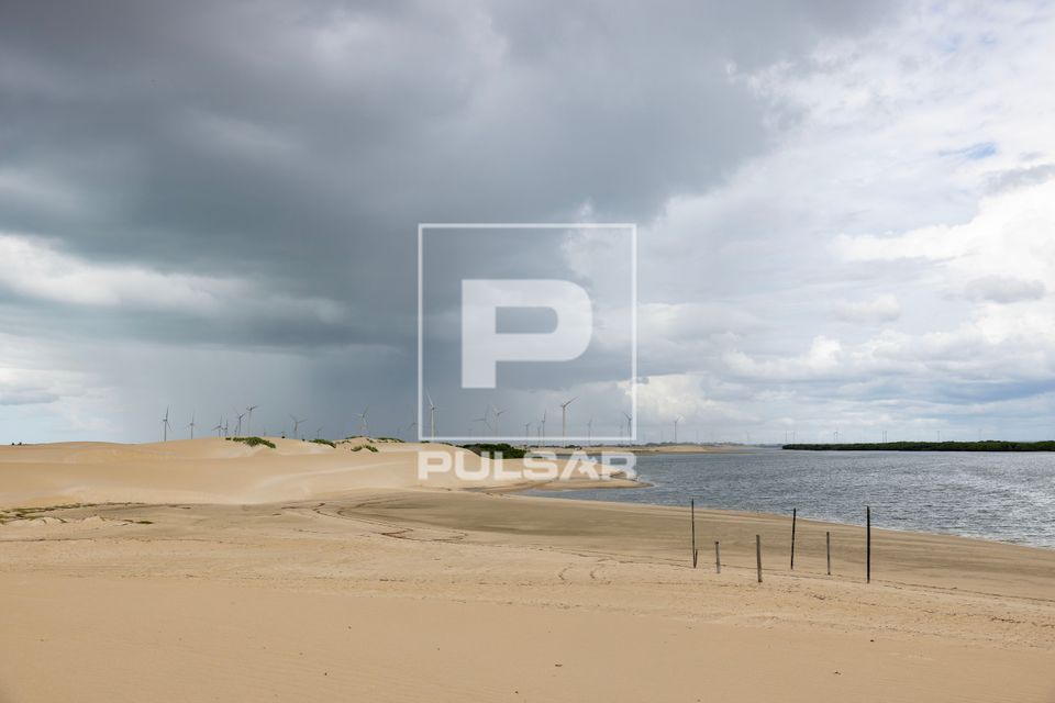Dunas de Capim e ao fundo aerogeradores de parque eólico - Polo Costa Branca