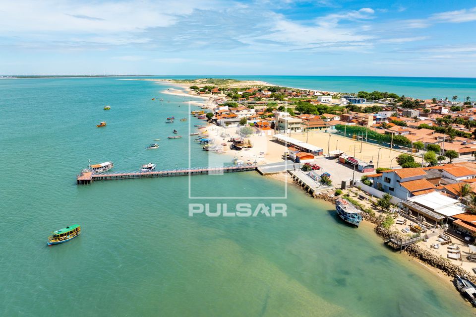 Vista de drone da cidade e praia de galinhos - mar de dentro na frente e de fora ao fundo - Polo Costa Branca 