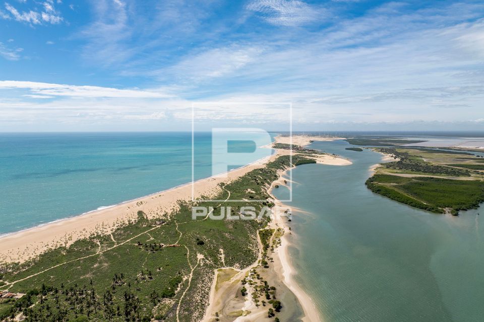 Vista de drone da península de Galinhos - à esquerda mar de fora e a direita mar de dentro - Polo Costa Bran