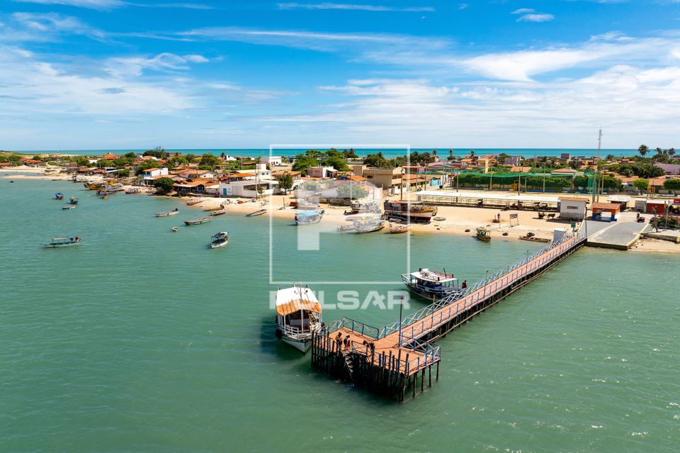 Vista de drone da cidade e praia de galinhos - mar de dentro na frente - Polo Costa Branca 