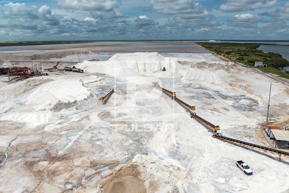 Vista de drone de pátio de sal e esteira transpotadora - Polo Costa Branca