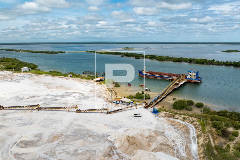 Vista de drone de pátio de sal e esteira transpotadora para carregar navio - Polo Costa Branca