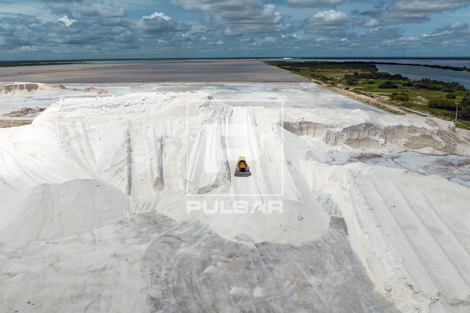 Vista de drone de trator de esteira movimentando sal de indústria salineira - Polo Costa Branca