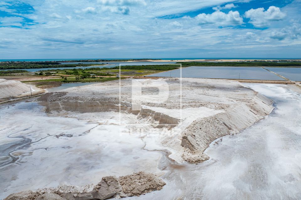 Vista de drone dos tanques de evaporação utilizados no processo de extração de sal- Polo Costa Branca.