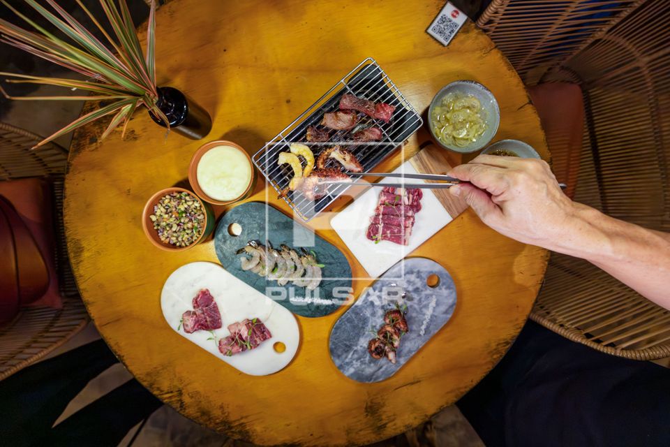 Churrasco ao estilo japonês com carnes e frutos do mar em restaurante