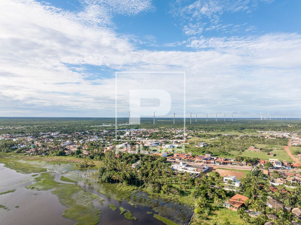 Vista de drone da Lagoa do Cardeiro ao lado da cidade e ao fundo Complexo Eólico União dos Ventos