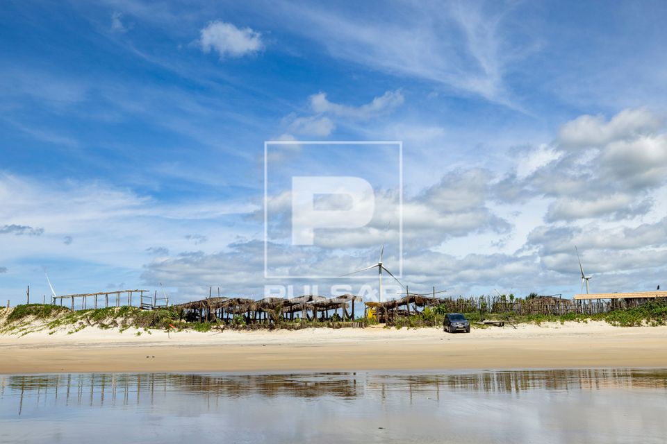 Vila de pescadores na Praia dos Morros dos Martins - ao fundo parque eólico - Polo Costa das Dunas 