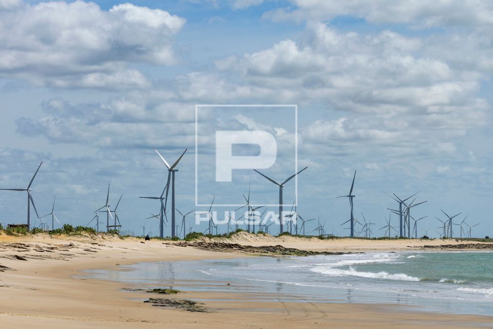 Praia dos Morros dos Martins - ao fundo parque eólico - Polo Costa das Dunas 