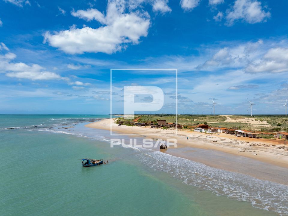 Vila de pescadores na Praia dos Morros dos Martins - ao fundo parque eólico - Polo Costa das Dunas 