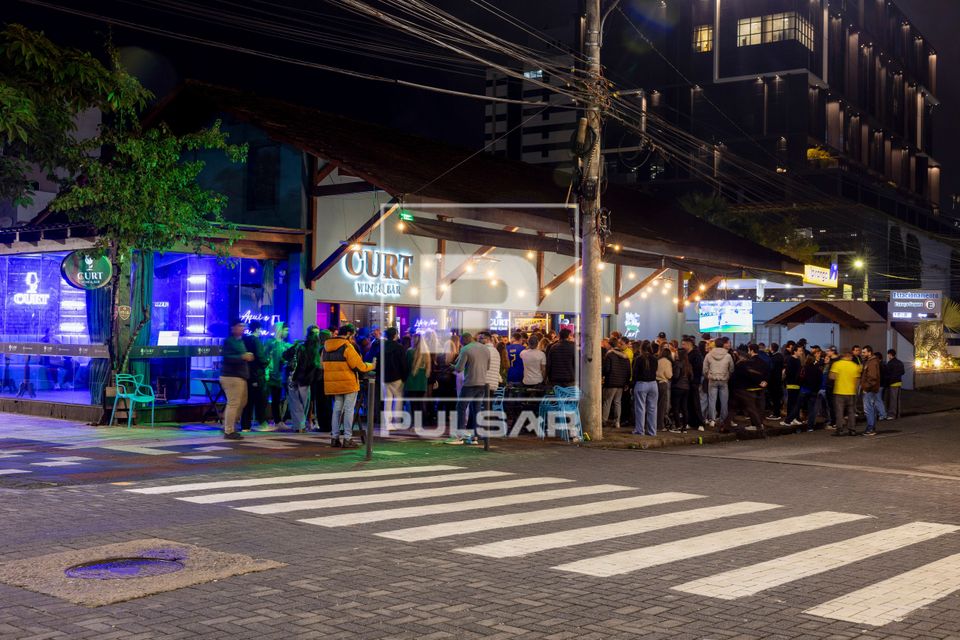  Cena noturna com concentração de clientes em um dos bares e restaurantes da Rua Curt Hering - centro